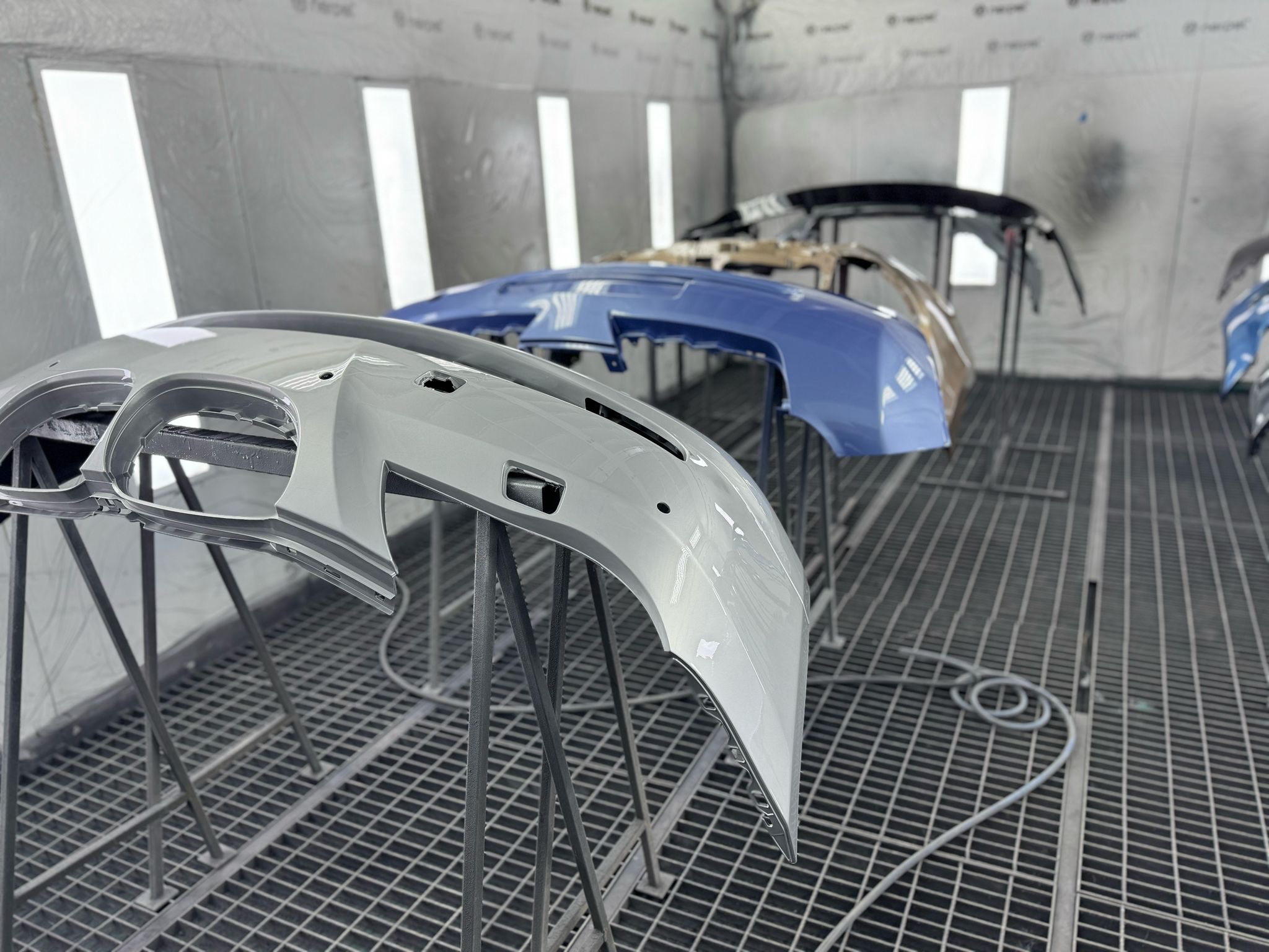 Usuwanie drobnych rys z lakierowanych części samochodowych